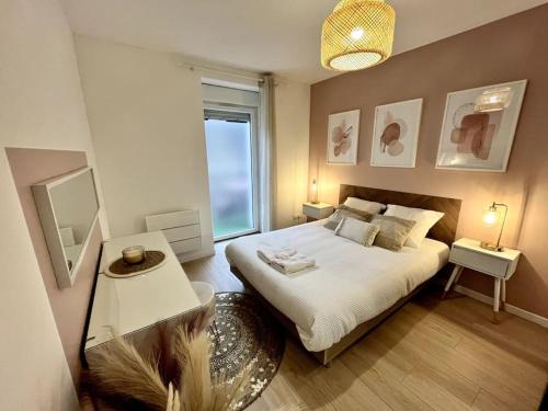 um quarto com uma cama e uma grande janela em Superbe appartement au Centre ville/Balcon em Valence