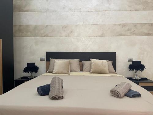 ein Schlafzimmer mit einem großen Bett mit zwei Handtüchern darauf in der Unterkunft casa gold in Neapel