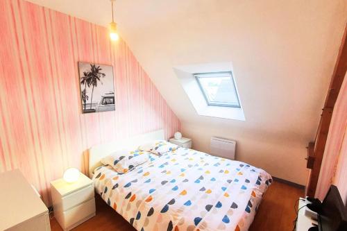 une petite chambre avec un lit et une fenêtre dans l'établissement Nice house at the entrance of Dinard, à Dinard