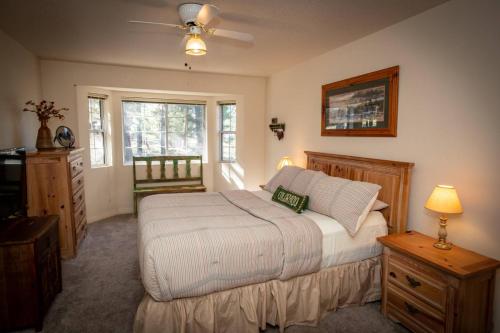 1 dormitorio con 1 cama, vestidor y ventana en 66 Lake Forest Cr, en Pagosa Springs