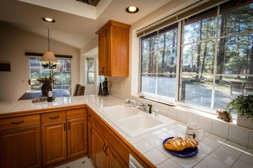 cocina con fregadero y 2 ventanas en 66 Lake Forest Cr, en Pagosa Springs
