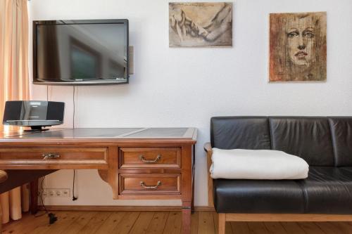 Μια τηλεόραση ή/και κέντρο ψυχαγωγίας στο Ferienhaus Jägerhaus Oppach Privathaus