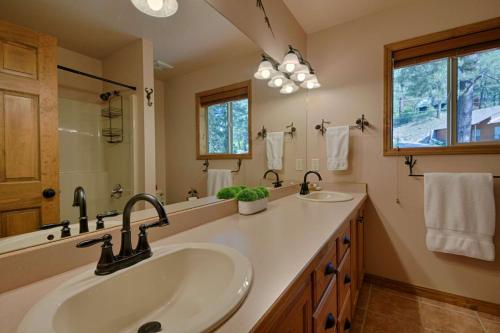 Phòng tắm tại 35 Elk Ridge Pl