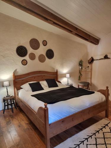une chambre avec un grand lit dans une pièce dans l'établissement La Borie Blanche en Périgord Noir, à La Borie Blanche
