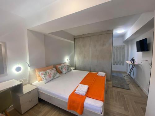 A bed or beds in a room at Luxury Apartman Filiposki