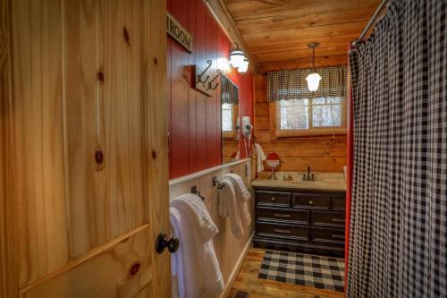 La salle de bains est pourvue d'un lavabo et d'une douche dans une cabine. dans l'établissement 880 Harman Ave, à Pagosa Springs
