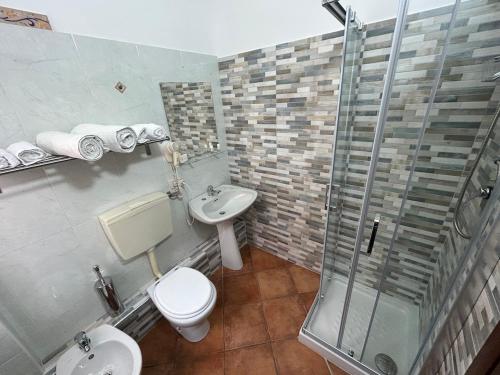 uma casa de banho com um WC, um lavatório e um chuveiro em Bed and Breakfast Soleil em Caltanissetta