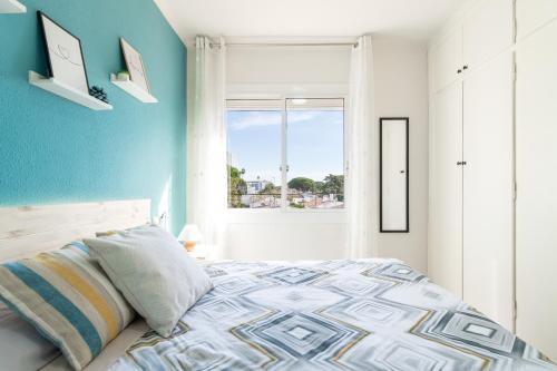 מיטה או מיטות בחדר ב-Coastal Paradise & Cozy Home with a 150m from the Beach!