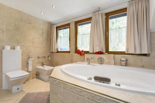 a large bathroom with a tub and a toilet at Ferienhaus Jägerhaus Oppach Privathaus in Oppach