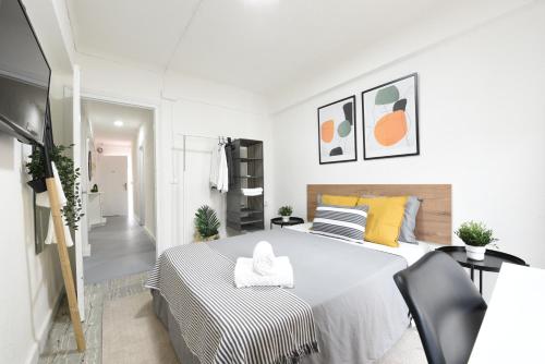 biała sypialnia z dużym łóżkiem i krzesłami w obiekcie Nordik Apartments Village - Arroyo "Rovaniemi" w mieście Benalmádena