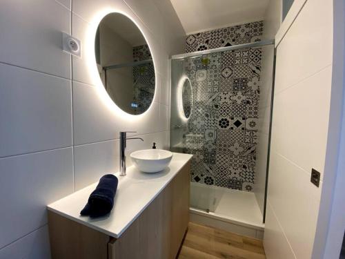 a bathroom with a sink and a mirror at LA PERLE BLEUE, Centre ville Valence,Proche gare in Valence