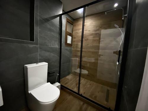 e bagno con servizi igienici e doccia in vetro. di Sea La Vie #1 - Luxury Seaview apartment a Paphos