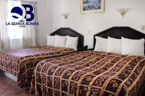 Tempat tidur dalam kamar di Hotel La Quinta Bonita
