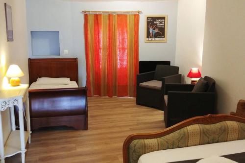 un salon avec un canapé et une chaise dans l'établissement Les Petits Conforts, à Carcassonne