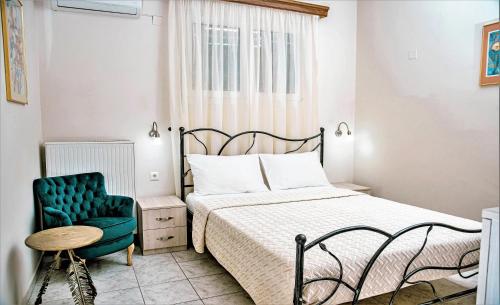 Giường trong phòng chung tại Villa Maria, a cosy villa next to the beach