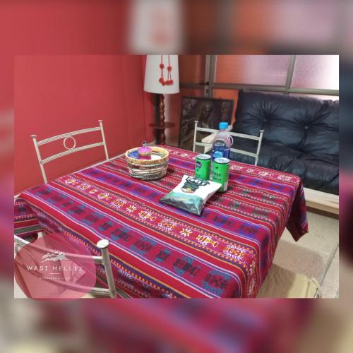 una mesa con un mantel encima en Wasi Melliz en San Salvador de Jujuy