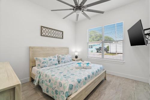 Schlafzimmer mit einem Bett und einem Deckenventilator in der Unterkunft 20206 First Ave in Panama City Beach