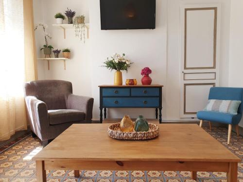 a living room with a table and two chairs at Lam'Bray in Forges-les-Eaux