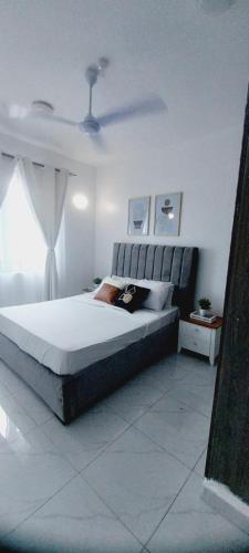 ein Schlafzimmer mit einem großen Bett in einem Zimmer in der Unterkunft C.leslie_homes in Mombasa