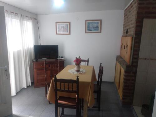 uma sala de jantar com uma mesa e uma televisão em Abuela Chiquita em Ramallo