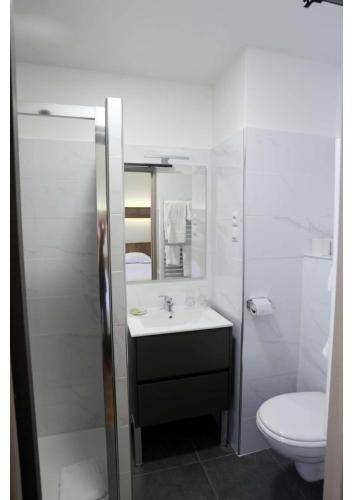 Koupelna v ubytování Hôtel Belleville