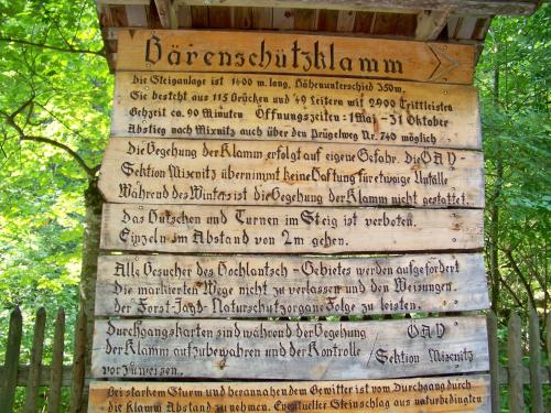 a sign at the entrance to the park at Alpenpension Gasthof in Ratten