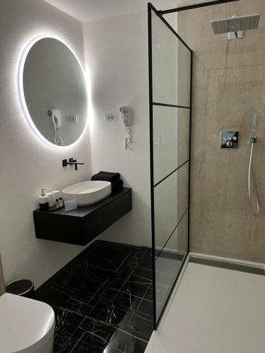 W łazience znajduje się prysznic, toaleta i umywalka. w obiekcie Madamik apartments w mieście Bijela