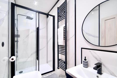 a bathroom with a shower and a sink and a mirror at Marina Bridge House Central Cowes in Cowes
