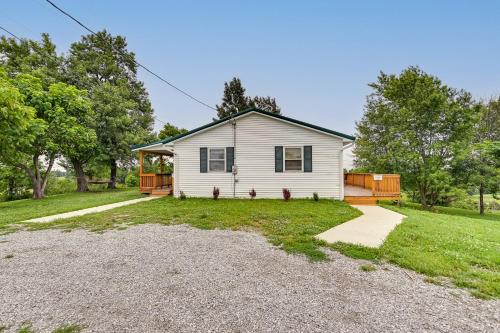 Κήπος έξω από το Welcoming Kentucky Home with Sprawling Views!
