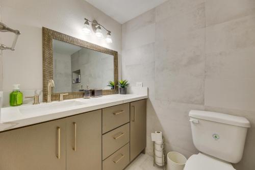 サウス・パドレ・アイランドにあるSouth Padre Island Gem Community Pool and Hot Tub!の洗面台、トイレ、鏡のあるバスルーム