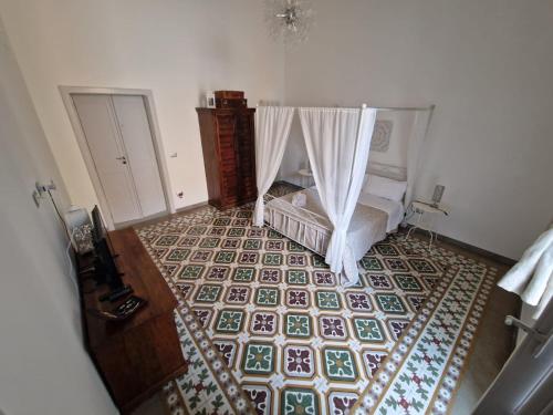 una camera con un letto e un tappeto su un pavimento di La casa di nonna Titina a Lecce