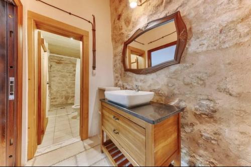 W łazience znajduje się umywalka i lustro. w obiekcie White Scale Agroturizmo w Barze