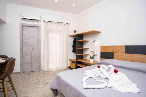 una camera da letto con due asciugamani su un letto di OSprittHouse ad Agerola