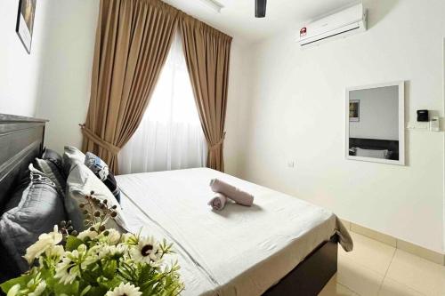 Un dormitorio con una cama con un arreglo floral. en 3BR Modern Cozy Suite Near KLIA, en Sepang