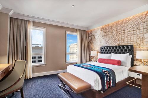 Ένα ή περισσότερα κρεβάτια σε δωμάτιο στο Hotel Paso Del Norte, Autograph Collection
