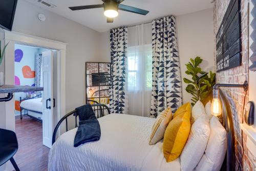 ein Schlafzimmer mit einem Bett mit gelben Kissen in der Unterkunft Long Beach Vacation Rental Near Downtown and Beaches in Long Beach