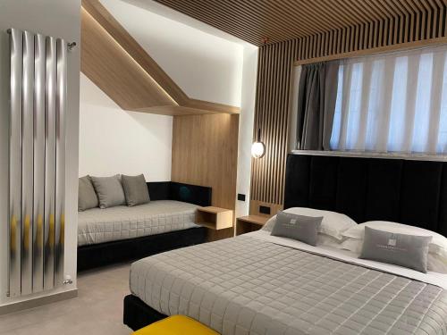 ein Schlafzimmer mit einem Bett und einem Sofa darin in der Unterkunft Taormina Rooms centro storico in Taormina