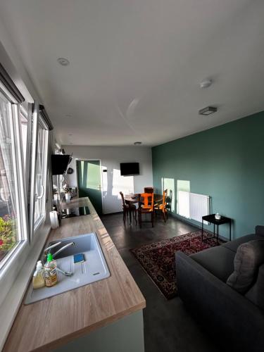 un salon avec un canapé et une table dans l'établissement Gîte au centre ville de Paimpol, à Paimpol