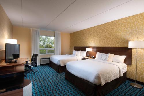 Habitación de hotel con 2 camas y TV de pantalla plana. en Fairfield Inn & Suites by Marriott Edmonton North, en Edmonton