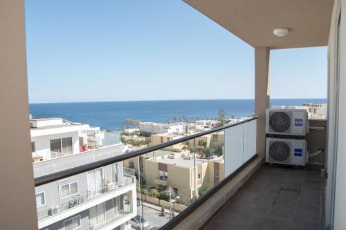 balcón con vistas al océano en Graziosa Penthouse en Il-Ħamrija