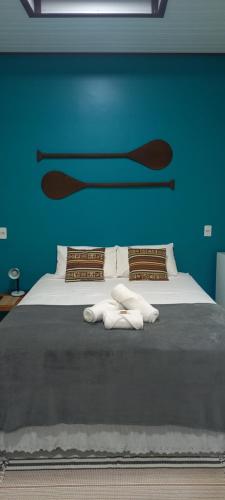 a bedroom with a bed with a blue wall at Casa da Vila - Hospedaria - 3 min do centrinho de Alter in Alter do Chao