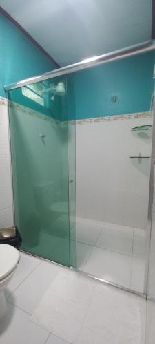 a glass shower in a bathroom with a toilet at Casa da Vila - Hospedaria - 3 min do centrinho de Alter in Alter do Chao