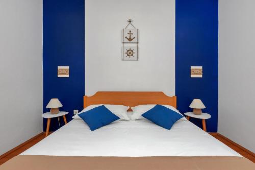 Ліжко або ліжка в номері Tihana-ground floor with large terrace