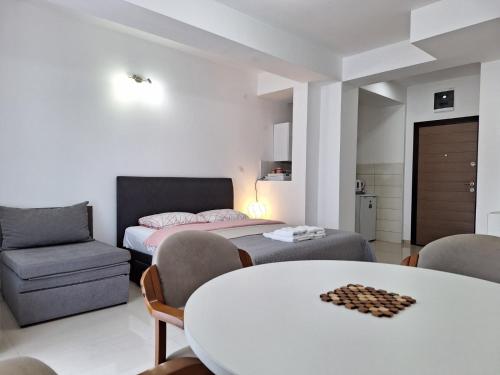 Habitación con 2 camas, mesa y sillas en Apartments Lakeside Elesec en Ohrid