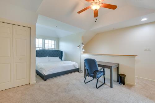 een slaapkamer met een bed, een bureau en een plafondventilator bij Owings Mills Townhouse 8 Mi to Liberty Reservoir! in Owings Mills