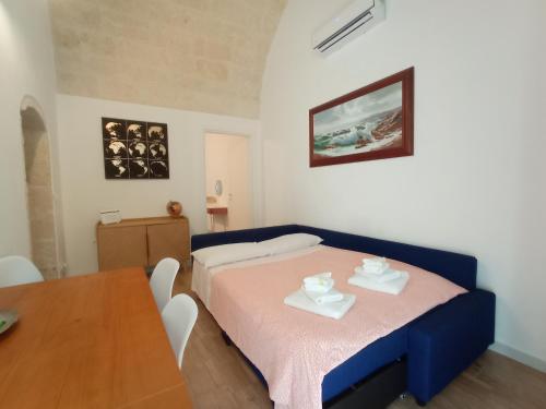 a small room with a bed and a table at LUNA in Monopoli