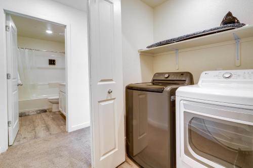 uma cozinha com um fogão e uma máquina de lavar e secar roupa em Modern Reno Vacation Home Easy Access to Nature em Reno