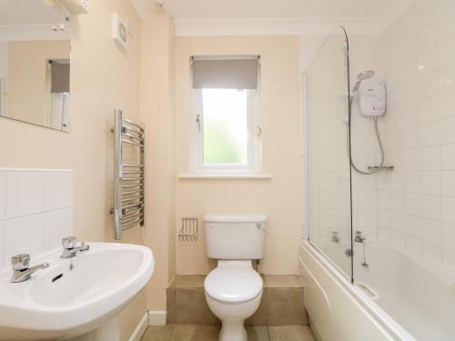 ein Badezimmer mit Toilette, Waschbecken und Dusche in der Unterkunft Tre Pol Pen in Falmouth