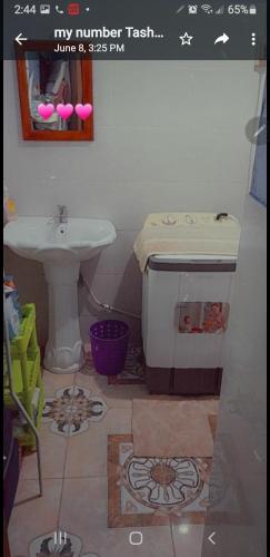 黑河的住宿－Fee easy studio，浴室配有盥洗盆、卫生间和盥洗盆。