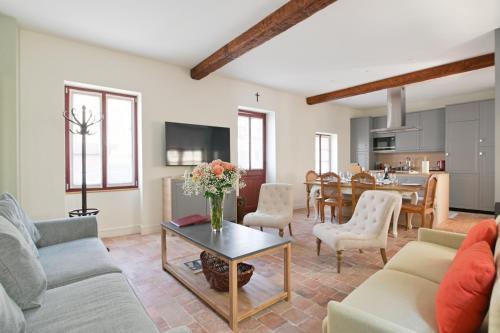 a living room with a couch and a table at Les Sarments, Gîte d'exception in Santenay
